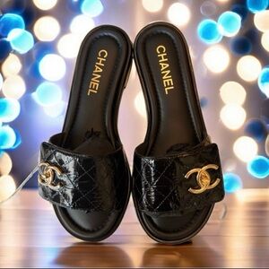🆕💗CHANEL Black Quilted Patent Slide On Flats Sandals Mules CC Turn Lock GHW 37EU